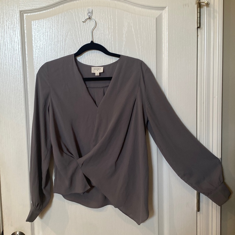 Everly women’s Sz S V-neck longsleeve gathered side top